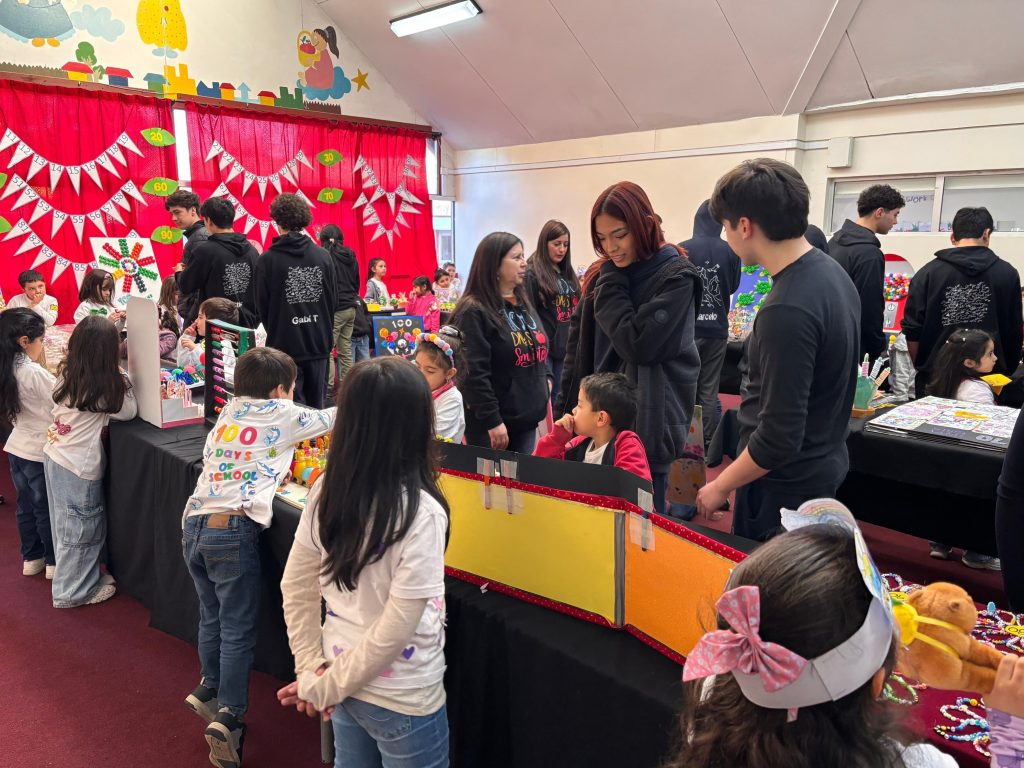 Kinder celebrates 100 days of school at Thomas Jefferson STEM School Concepción