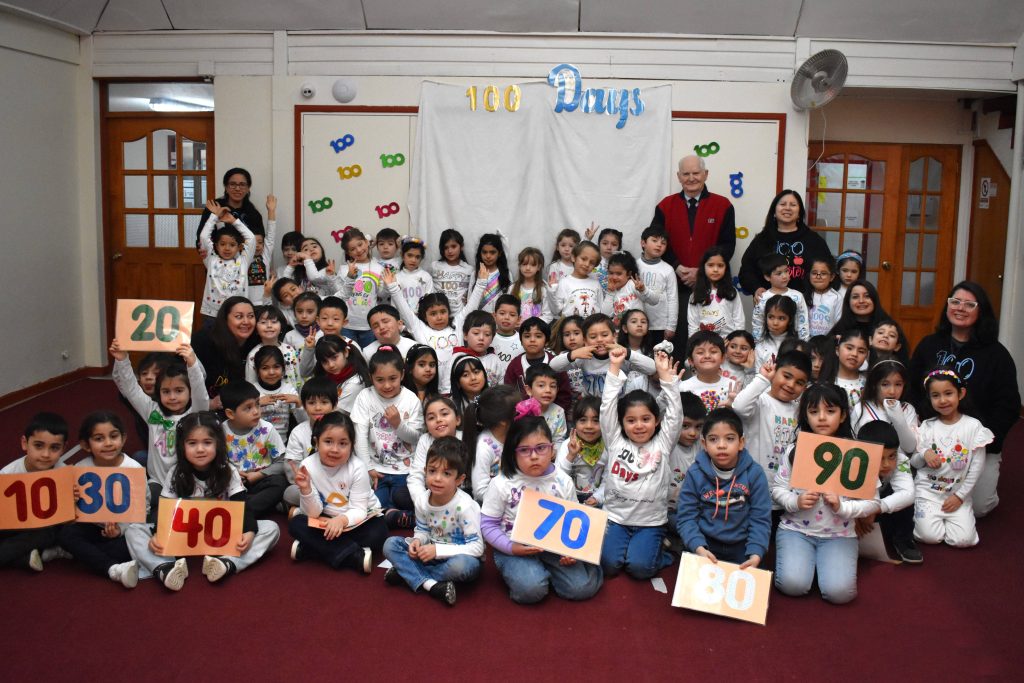 Kinder celebrates 100 days of school at Thomas Jefferson STEM School Concepción