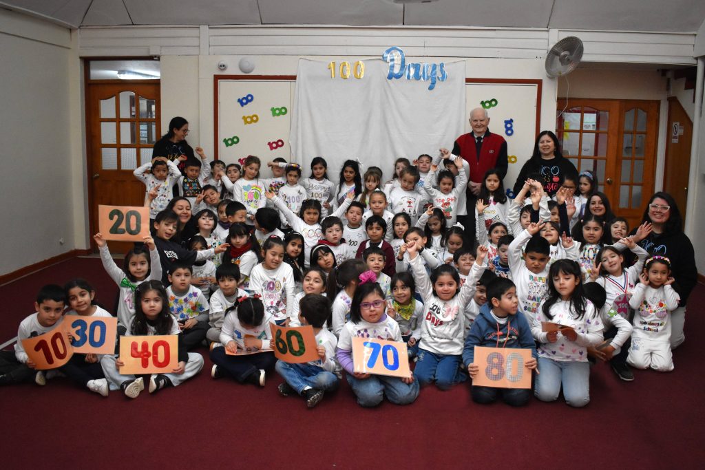 Kinder celebrates 100 days of school at Thomas Jefferson STEM School Concepción