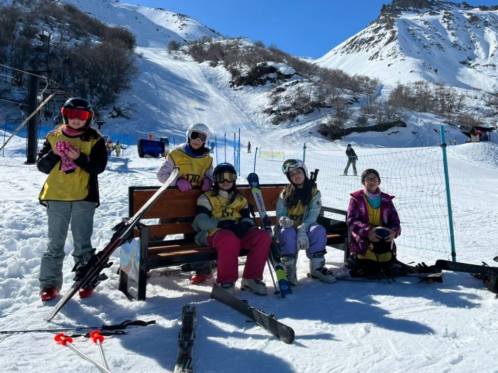 Viaje a la nieve sextos básico colegio Thomas Jefferson STEM School Concepción