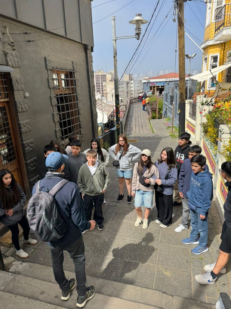 Octavos básicos viajan a Santiago y Valparaíso en gira interdisciplinaria